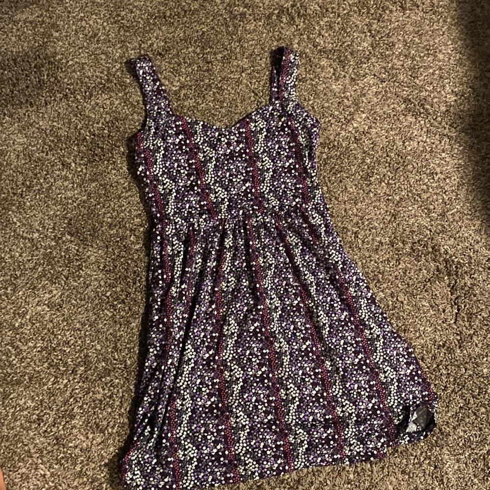 Floral sundress slight heart-shaped neck line with pockets. Size Large